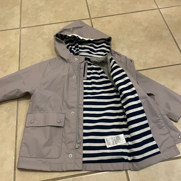 Gap 2years shark rain coat in perfect condition-like new - Picture 14 of 17